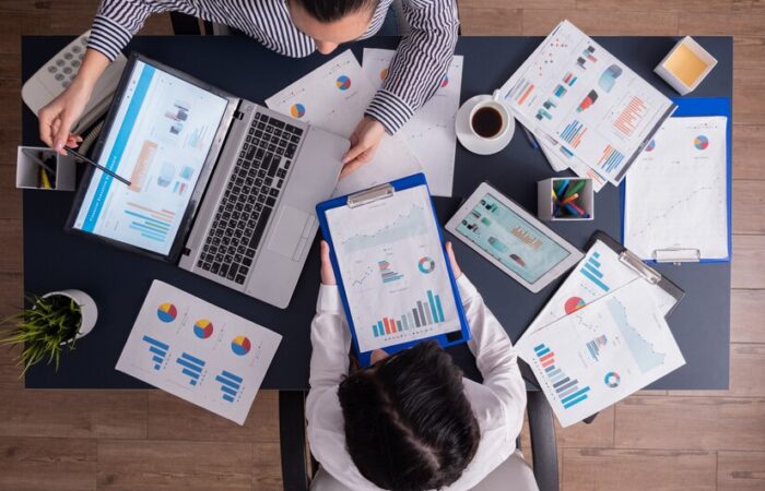 Les techniques d’amélioration d’un site par une agence digitale sont nombreuses. On peut citer l’optimisation de l’affichage des pages web, le principe de netlinking, la rédaction des contenus textuels de qualité et bien d’autres encore. En ce qui concerne l’amélioration de l’affichage et du graphisme d’une page web, elle permet d’apporter plus d’animation et de vie à la plateforme. Avec ce genre d’optimisation visuelle, le site offre un affichage intéressant qui peut attirer de nombreux internautes. Les couleurs de fond, les structures des options, l’illustration photographique permettent au site de gagner en notoriété. Avec ces modifications et cette optimisation, le site peut se présenter comme un site de qualité. Après, l’agence digitale peut aussi améliorer un site par la méthode de netlinking afin d’augmenter sa visibilité surtout sur les moteurs de recherche. La campagne de netlinking fait partie des techniques utilisées pour faire de la promotion auprès des autres sites. C’est l’une des plus importantes stratégies dans le SEO. Elle permet d’accroître la visibilité du site en échangeant des liens avec d’autres sites potentiels. Enfin, dans les techniques d’amélioration d’un site par une agence digitale, il existe également la rédaction d’un contenu de qualité. Les contenus textuels dans une page web sont très importants pour le référencement. Elles doivent être soignées et enrichies pour améliorer le statut du site. Les professionnels qui travaillent dans cette entité disposent toutes les compétences nécessaires pour effectuer une meilleure rédaction des contenus web. Ils maîtrisent parfaitement toutes les règles de la rédaction web.